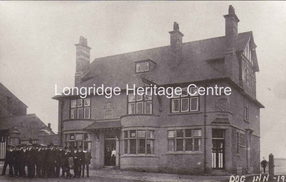 128B - Dog Inn - Group outside on Market Place - 1913